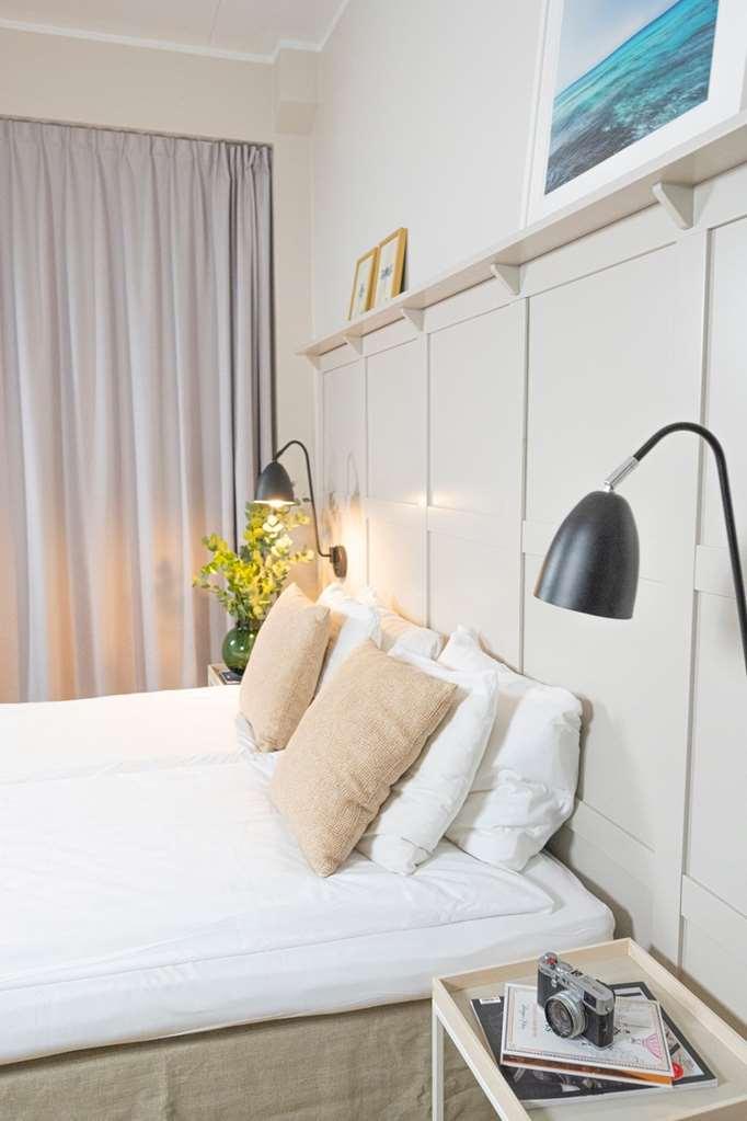 שטוקהולם Biz Apartment Bromma חדר תמונה A bed with cushions