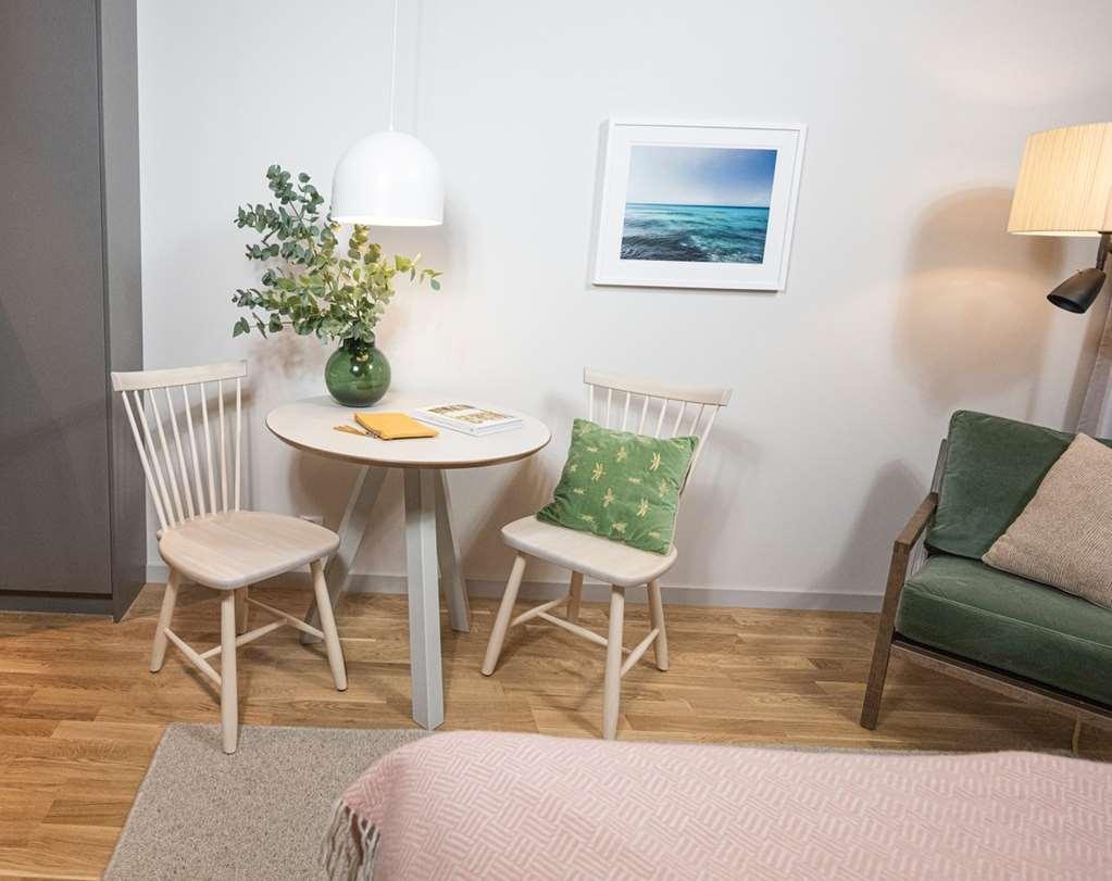 שטוקהולם Biz Apartment Bromma מתקנים תמונה A small table and two chairs